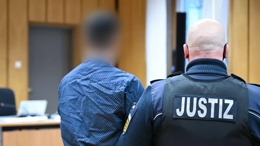 Ein 31-Jähriger soll vor allem in Baden-Württemberg und Nordrhein-Westfalen theoretische Führerscheinprüfungen für Fahrschüler absolviert haben und dafür 12.000 Euro erhalten haben.  - Bild: Katharina Kausche/dpa