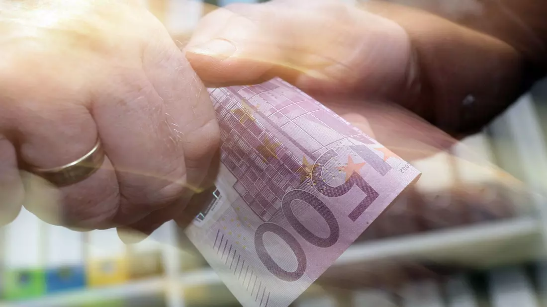 Ein 500-Euro-Schein wechselt den Besitzer (Illustration) - Bild: Peter Steffen/dpa