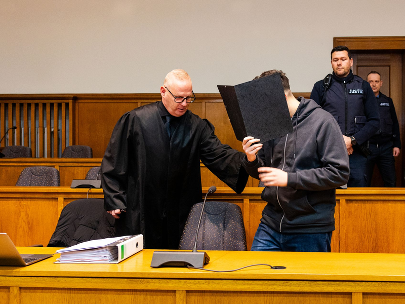 Der Prozess hat mit der Anklage und Einlassung des Angeklagten begonnen  - Foto: Laszlo Pinter/dpa