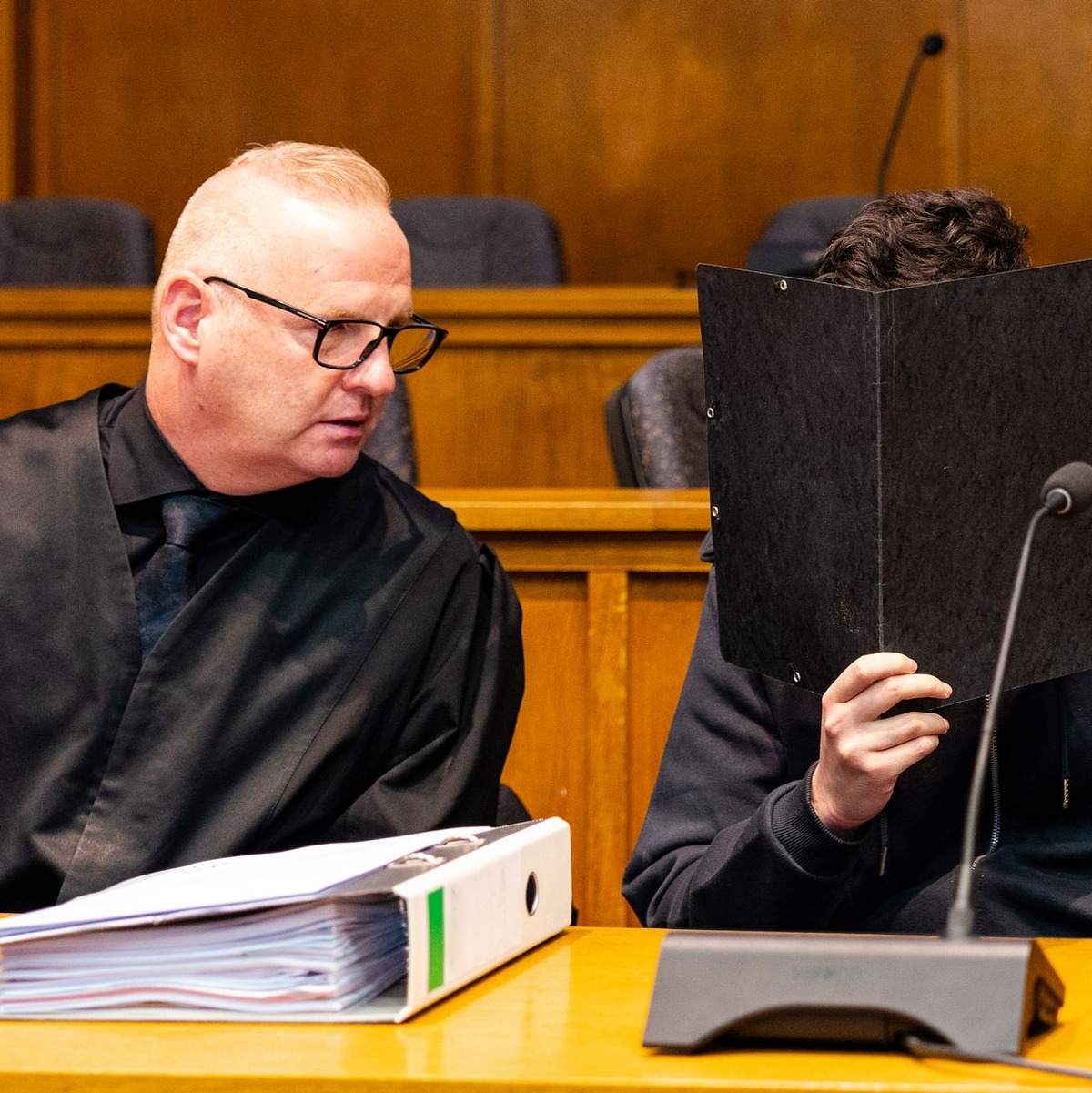 Der wegen Mordes angeklagte junge Mann sitzt neben seinem Verteidiger Michael Rehberger im Landgericht Saarbrücken. - Foto: Laszlo Pinter/dpa