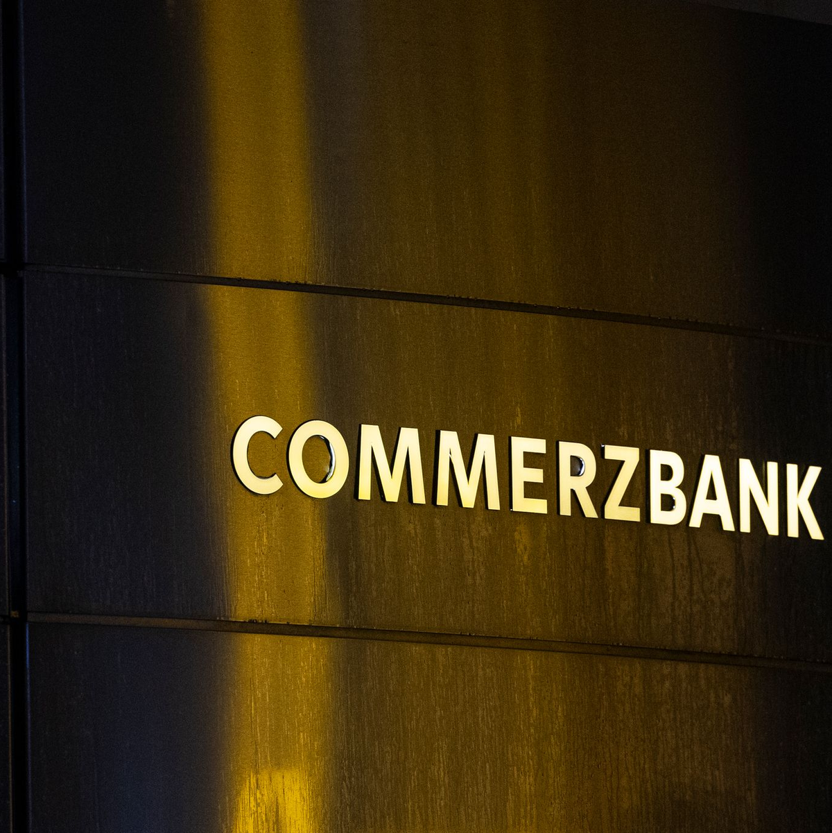 Die Commerzbank schüttet ihren kompletten Gewinn an die Aktionäre aus (Archivbild) - Foto: Hannes P. Albert/dpa