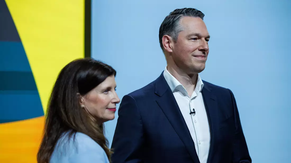 Commerzbank-Chefin Bettina Orlopp und Finanzvorstand Carsten Schmitt legen die Jahreszahlen für 2025 vor.  - Bild: Hannes P. Albert/dpa