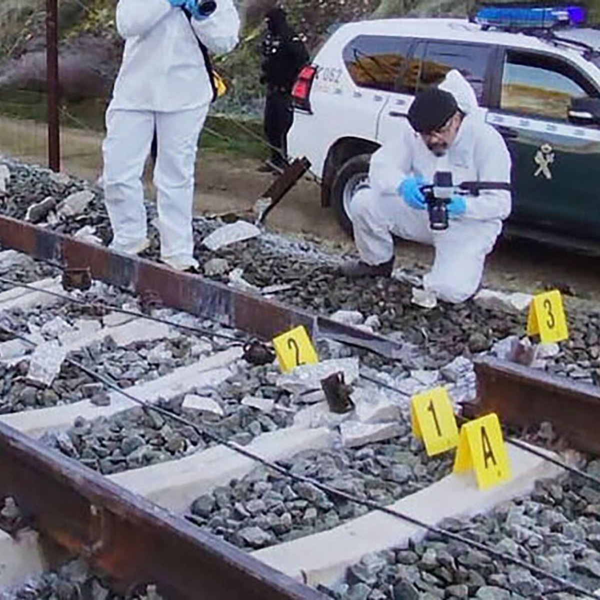 Als wahrscheinliche Ursache wird der Bruch einer Schiene vermutet. (Archivbild) - Foto: Uncredited/Guardia Civil via AP/dpa