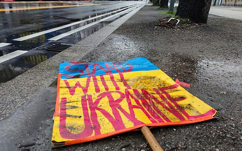 Schild Stand with Ukraine liegt auf dem Boden (Archiv) - Foto: via dts Nachrichtenagentur