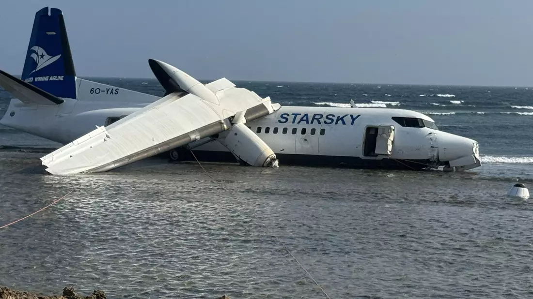 Ein Crash in Somalia endete glimpflich: Das Flugzeug ist stark beschädigt, doch alle Menschen an Bord überlebten. - Bild: Mohamed Sheikh Nor/AP/dpa