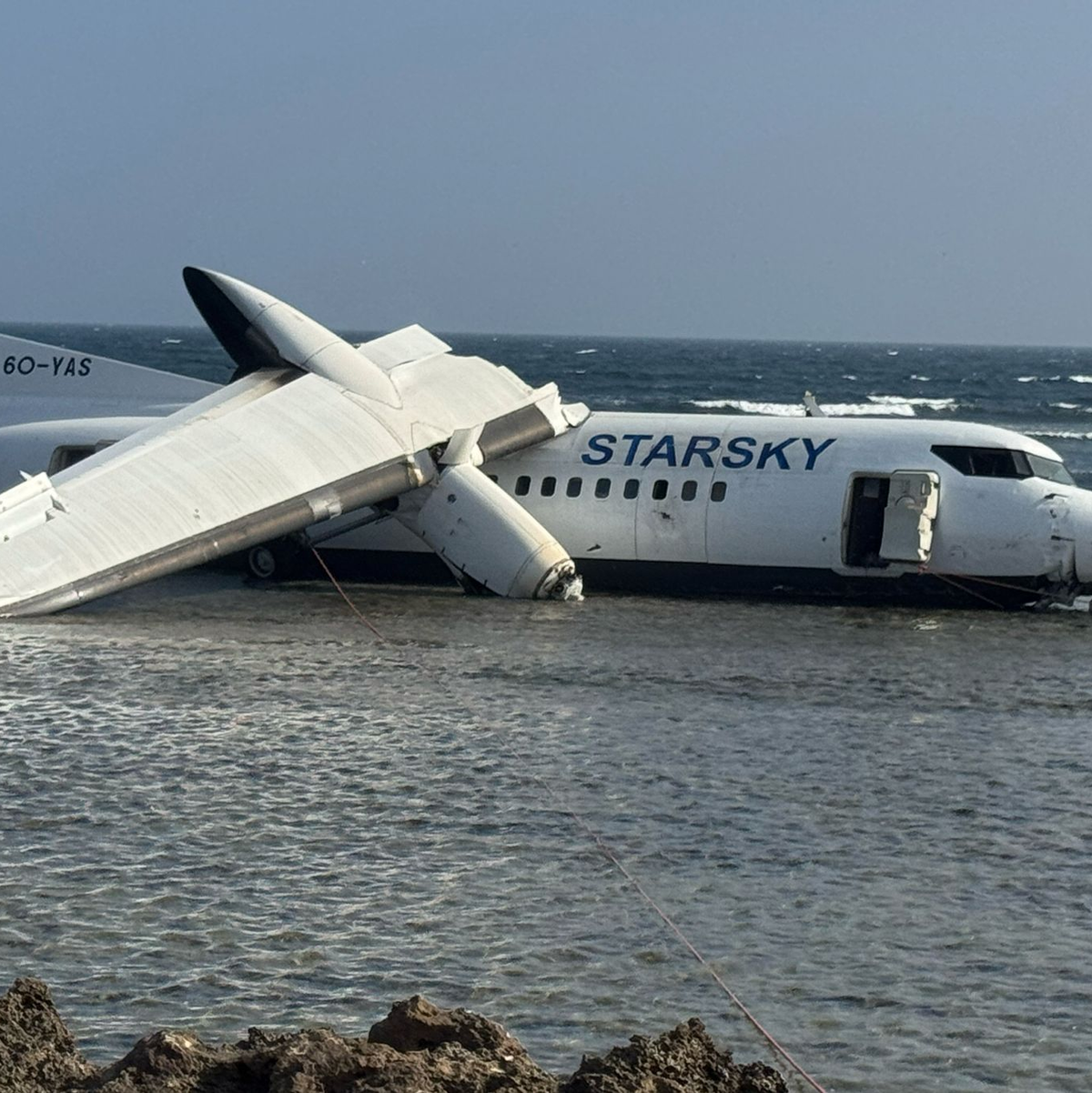 Ein Crash in Somalia endete glimpflich: Das Flugzeug ist stark beschädigt, doch alle Menschen an Bord überlebten. - Foto: Mohamed Sheikh Nor/AP/dpa