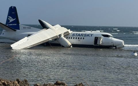 Ein Crash in Somalia endete glimpflich: Das Flugzeug ist stark beschädigt, doch alle Menschen an Bord überlebten. - Foto: Mohamed Sheikh Nor/AP/dpa