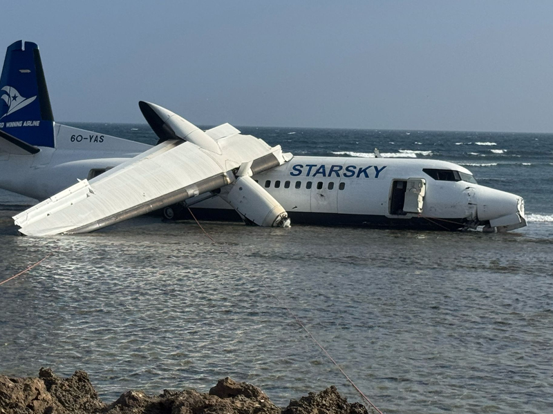 Ein Crash in Somalia endete glimpflich: Das Flugzeug ist stark beschädigt, doch alle Menschen an Bord überlebten. - Foto: Mohamed Sheikh Nor/AP/dpa
