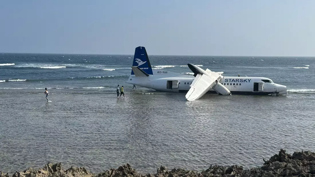 Von der Runway in den Ozean - so endete ein Inlandsflug in der somalischen Hauptstadt Mogadischu. - Bild: Mohamed Sheikh Nor/AP/dpa