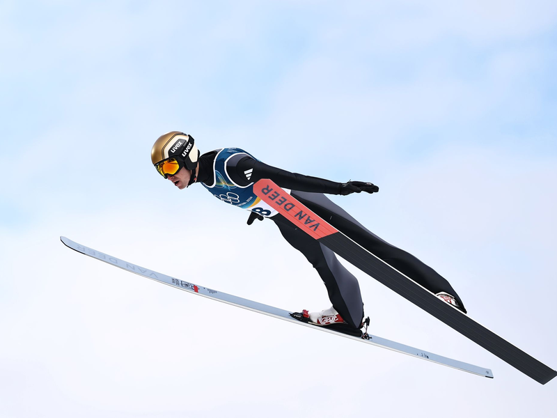 Vinzenz Geiger brachte sich beim Skispringen in eine gute Ausgangsposition, für Edelmetall reichte es trotzdem nicht. - Foto: Daniel Karmann/dpa