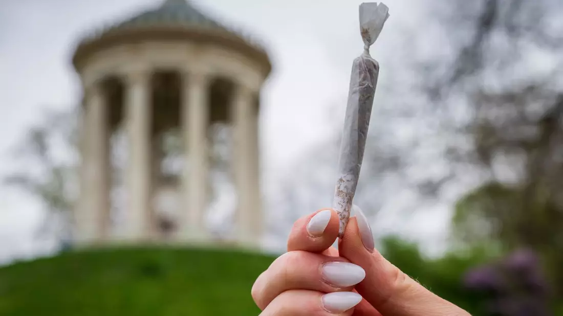 Im Englischen Garten darf nun endgültig legal gekifft werden - solange die bundesweiten Regelungen eingehalten werden. (Symbolbild) - Bild: Peter Kneffel/dpa
