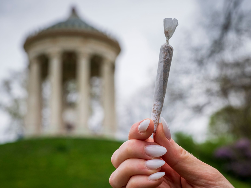 Im Englischen Garten darf nun endgültig legal gekifft werden - solange die bundesweiten Regelungen eingehalten werden. (Symbolbild) - Foto: Peter Kneffel/dpa