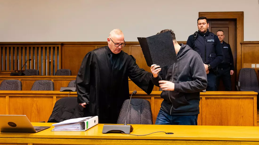 Der Prozess hat mit der Anklage und der Einlassung des Angeklagten begonnen. - Bild: Laszlo Pinter/dpa