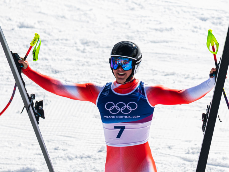 Franjo von Allmen bejubelt seinen nächsten Olympia-Triumph. - Foto: Peter Klaunzer/KEYSTONE/dpa