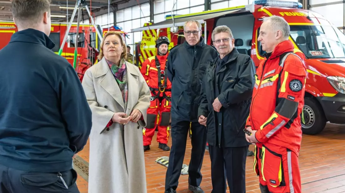 FW Bremerhaven: Innensenatorin Dr. Eva Högl besucht die Feuerwehr Bremerhaven - Bild: presseportal.de