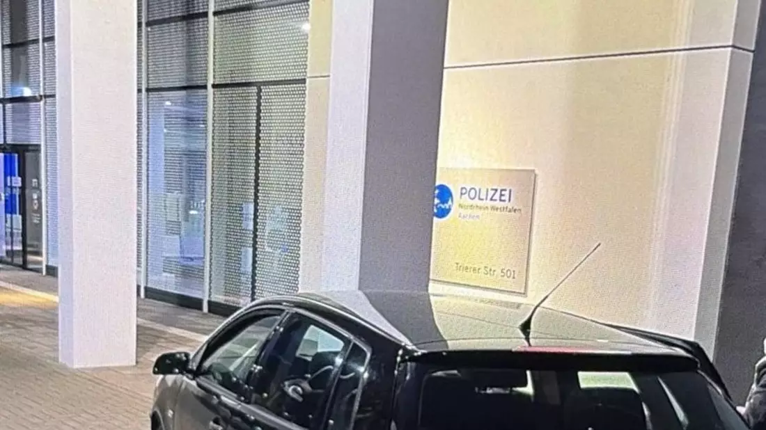 POL-AC: Autofahrerin verursacht Schaden am Polizeipräsidium und an der Feuerwache - Bild: presseportal.de