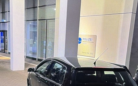 POL-AC: Autofahrerin verursacht Schaden am Polizeipräsidium und an der Feuerwache - Foto: presseportal.de