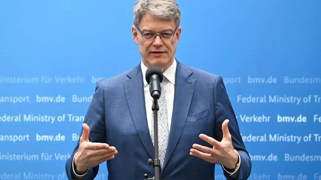 Ein neues Preisschild wollte der Minister nicht nennen. - Bild: Elisa Schu/dpa