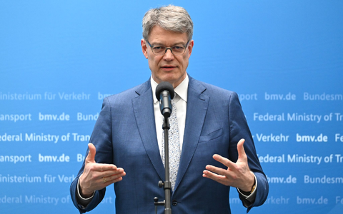 Ein neues Preisschild wollte der Minister nicht nennen. - Foto: Elisa Schu/dpa