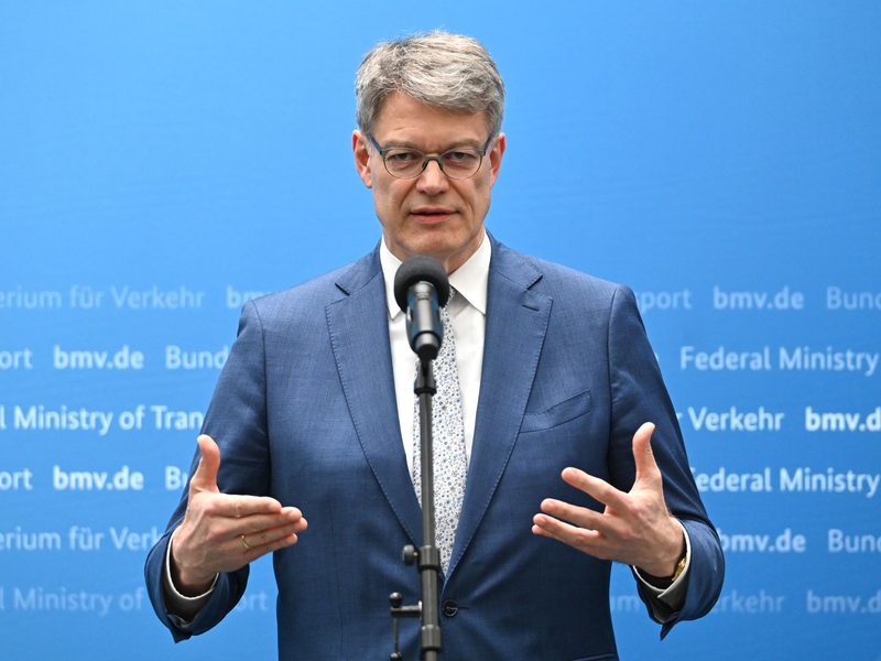 Ein neues Preisschild wollte der Minister nicht nennen. - Foto: Elisa Schu/dpa