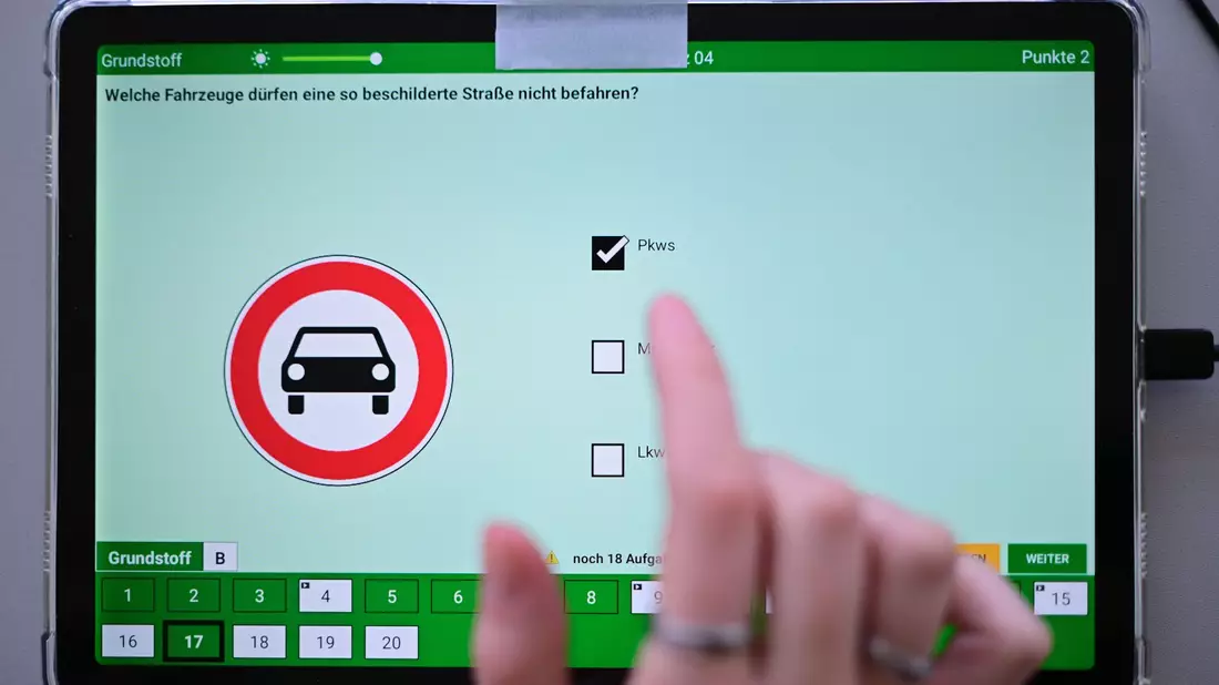 Theoretische Führerscheinprüfung: 30 Prozent weniger Fragen geplant. (Archivbild) - Bild: Sebastian Gollnow/dpa