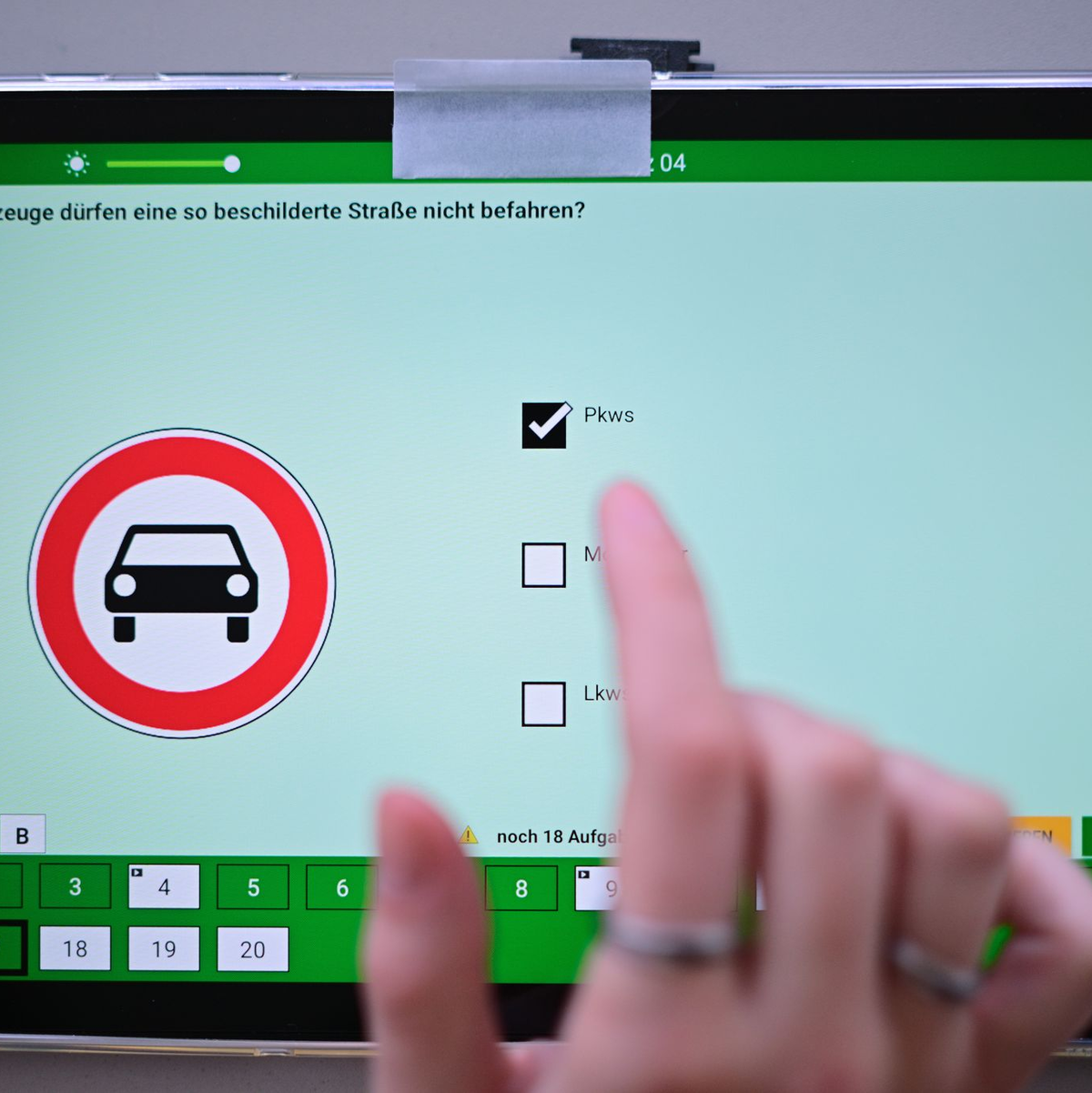 Theoretische Führerscheinprüfung: 30 Prozent weniger Fragen geplant. (Archivbild) - Foto: Sebastian Gollnow/dpa