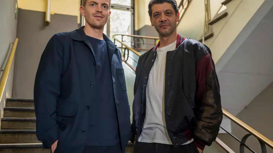 Ihr zweiter gemeinsamer Fall führt Ferdinand Hofer (l) und Carlo Ljubek (r) als «Tatort»-Ermittler auf die Münchner Sicherheitskonferenz. (Archivbild)    - Bild: Peter Kneffel/dpa