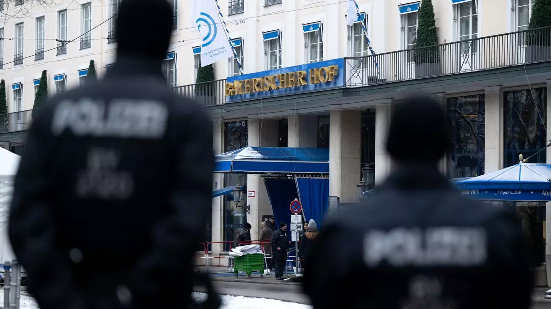Während der politischen Veranstaltungen mit hochrangigen Gästen aus aller Welt wird das Nobelhotel Bayerischer Hof zur Hochsicherheitszone. (Archivbild)  - Bild: Sven Hoppe/dpa
