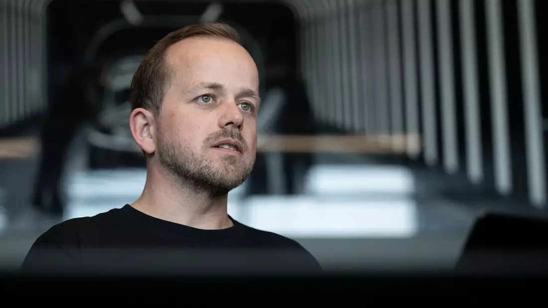 Tesla-Werksleiter André Thierig kritisiert die IG Metall, die Vorwürfe zurückweist. (Archivbild) - Bild: Sebastian Gollnow/dpa