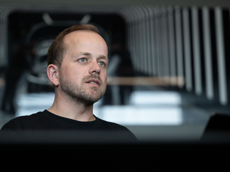 Tesla-Werksleiter André Thierig kritisiert die IG Metall, die Vorwürfe zurückweist. (Archivbild) - Foto: Sebastian Gollnow/dpa