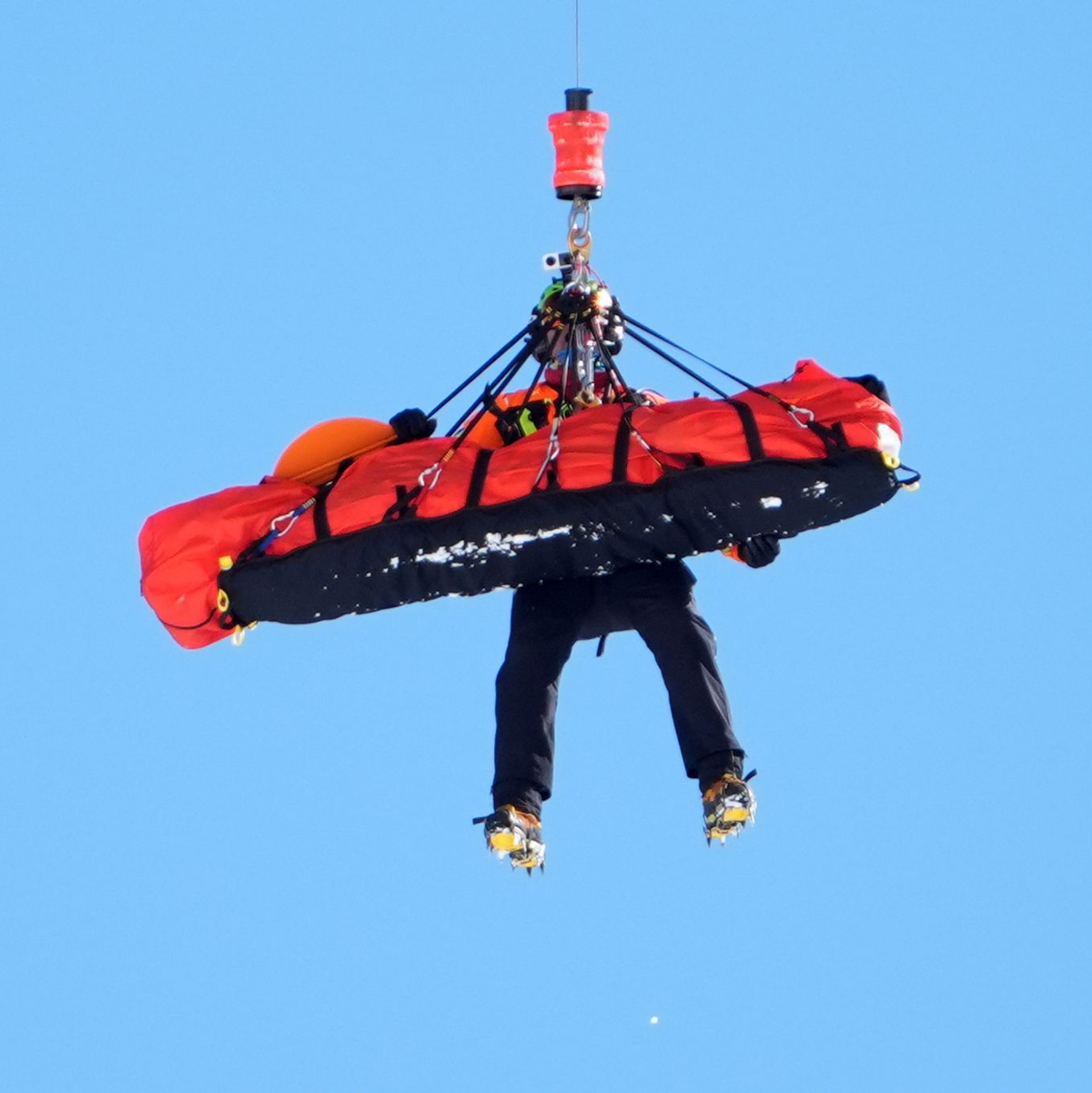 Lindsey Vonn wurde nach ihrem Sturz per Hubschrauber geborgen. - Foto: Jacquelyn Martin/AP/dpa