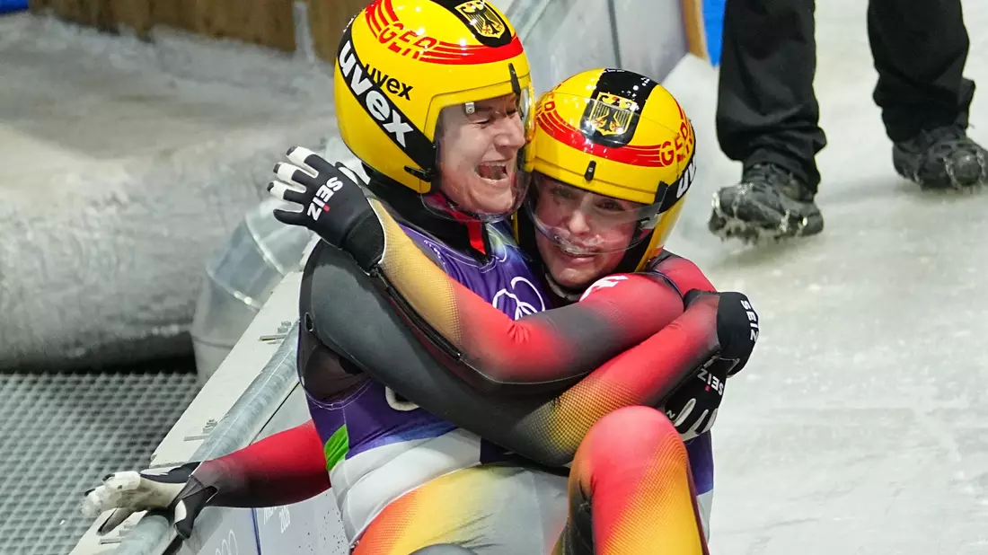 Freuen sich über Platz zwei: Dajana Eitberger und Magdalena Matschina - Bild: Michael Kappeler/dpa