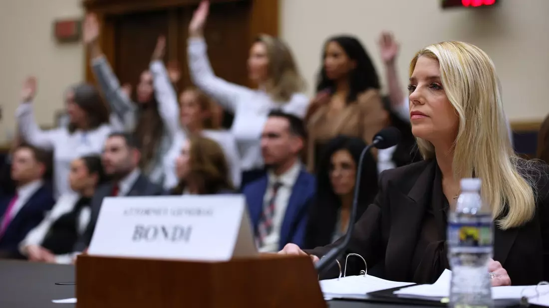 Ein Demokrat wirft US-Justizministerin Pam Bondi im Umgang mit den Epstein-Akten «Vertuschung» vor.  - Bild: Tom Brenner/AP/dpa