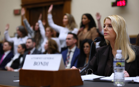 Ein Demokrat wirft US-Justizministerin Pam Bondi im Umgang mit den Epstein-Akten «Vertuschung» vor.  - Foto: Tom Brenner/AP/dpa