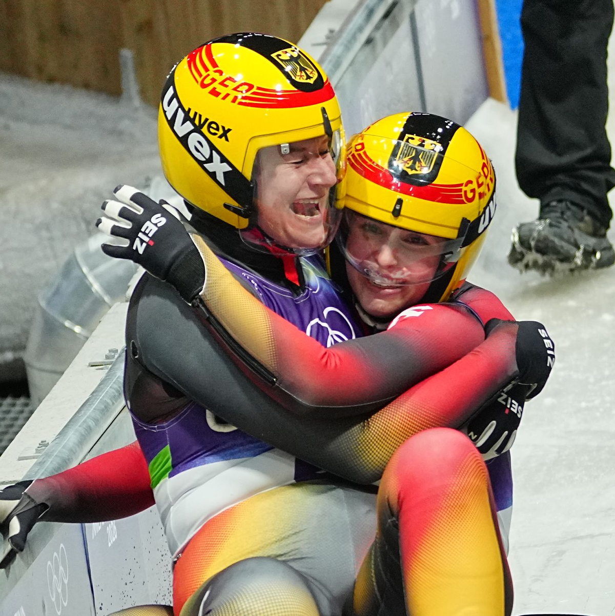 Freuen sich über Platz zwei: Dajana Eitberger und Magdalena Matschina - Foto: Michael Kappeler/dpa
