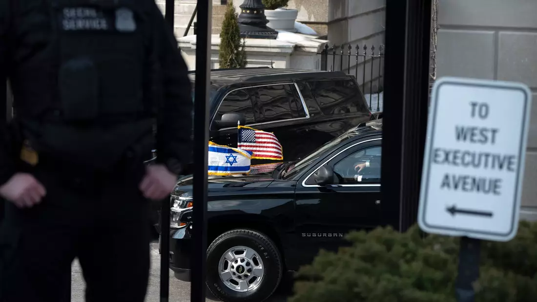 Zu Besuch bei Trump: Israels Regierungschefs. - Bild: Mark Schiefelbein/AP/dpa