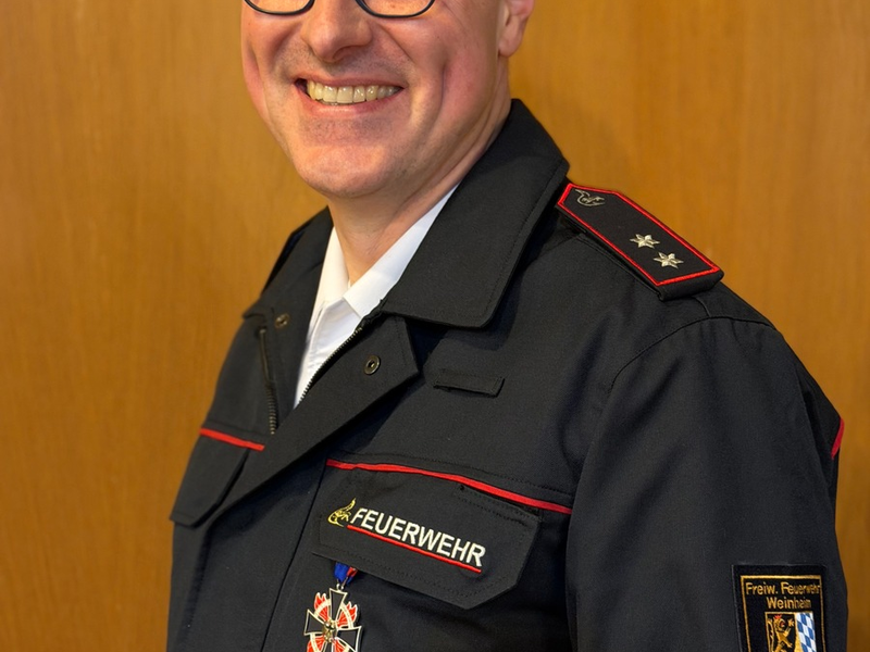 FW Weinheim: Ehrenamt mit Wirkung. Deutsches Feuerwehr Ehrenkreuz in Silber für Sven Weygoldt - Foto: presseportal.de
