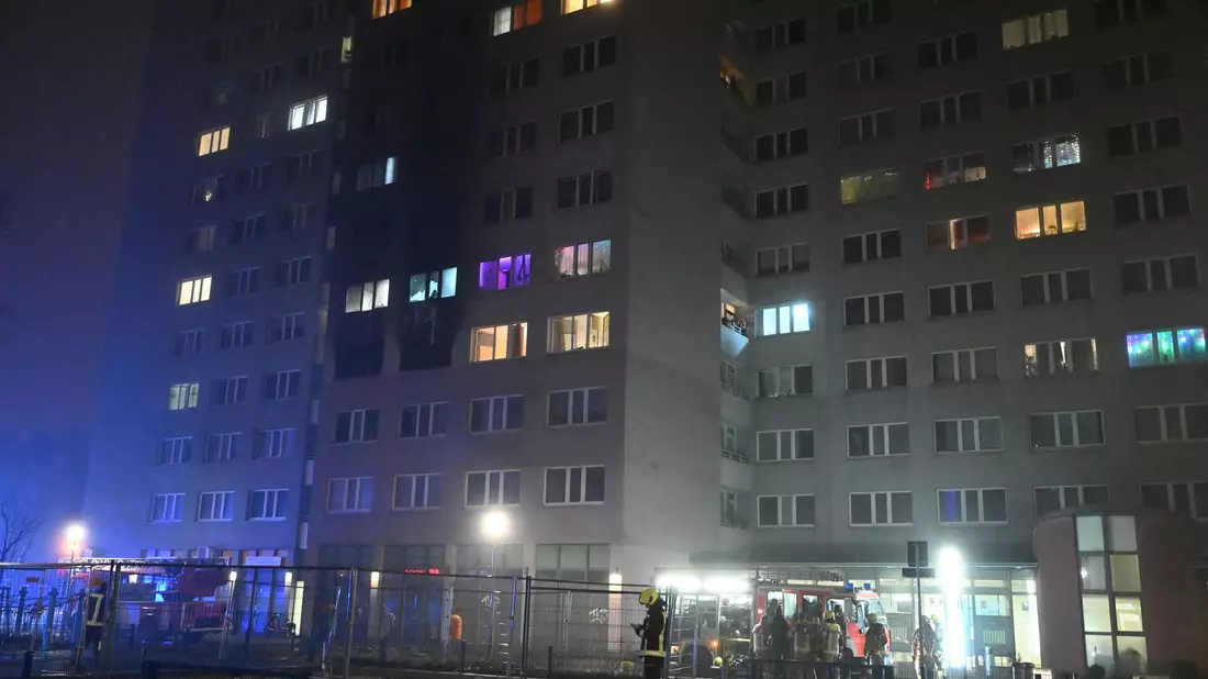 Rund 170 Feuerwehrkräfte waren am Brandort im Einsatz. - Bild: Annette Riedl/dpa