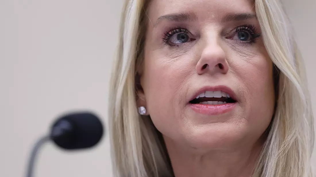 US-Justizministerin Pam Bondi muss sich kritischen Fragen vor einem Ausschuss stellen. - Bild: Tom Brenner/AP/dpa