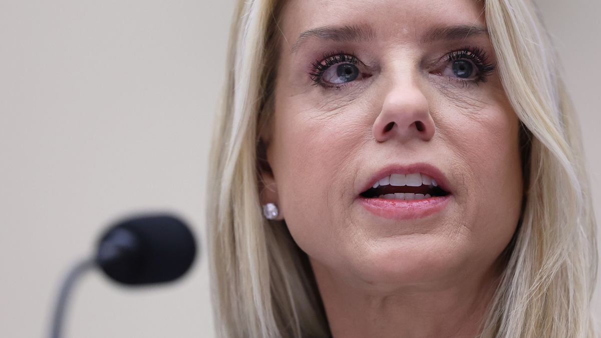 US-Justizministerin Pam Bondi muss sich kritischen Fragen vor einem Ausschuss stellen. - Foto: Tom Brenner/AP/dpa