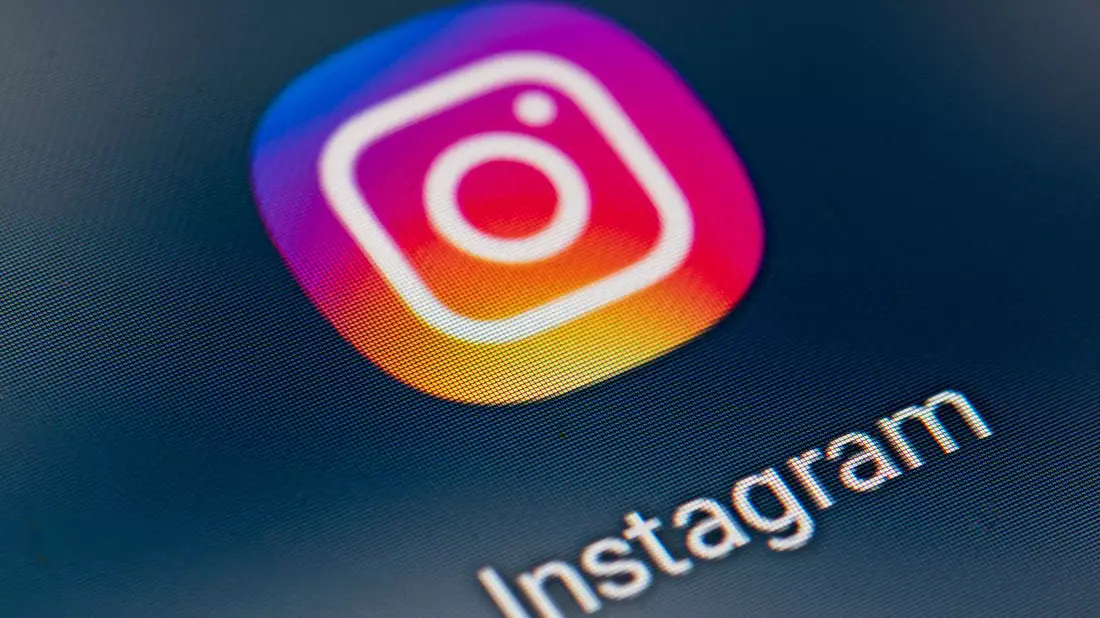 Instagram-Chef Adam Mosseri bestreitet, dass die App süchtig machen kann. (Archivbild) - Bild: Fabian Sommer/dpa