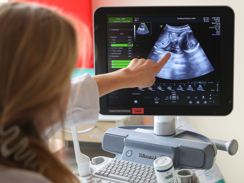 Auf dem Ultraschallbild ist laut der Ärztin zu sehen, dass Jasmin Schmidt wieder Zwillingsmädchen bekommt. - Foto: Daniel Löb/dpa