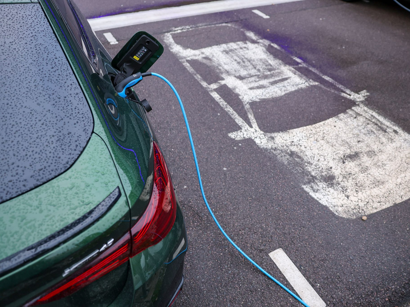 Umfrage: Einige Deutsche haben von neuer E-Auto-Prämie bisher nicht gehört. (Symbolbild) - Foto: Jan Woitas/dpa