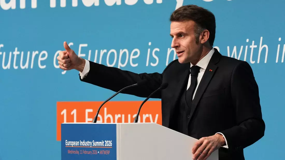 Der französische Präsident Emmanuel Macron ist dafür, bei öffentlichen Ausschreibungen EU-Produkte zu bevorzugen. - Bild: Virginia Mayo/AP/dpa