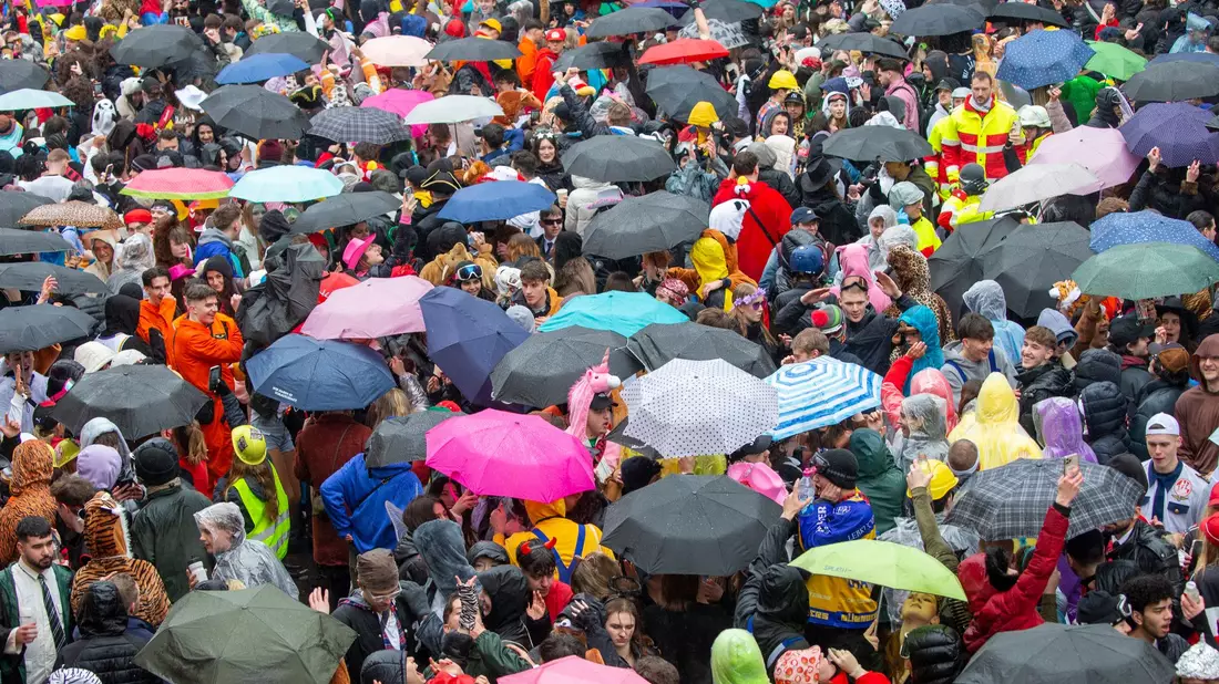 Die Wetteraussichten für Weiberfastnacht sind ziemlich schlecht. (Archivbild) - Bild: Thomas Banneyer/dpa