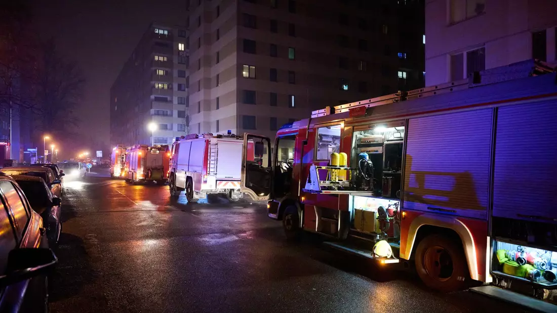 20 Wohnung sind laut Feuerwehr derzeit unbewohnbar. - Bild: Annette Riedl/dpa