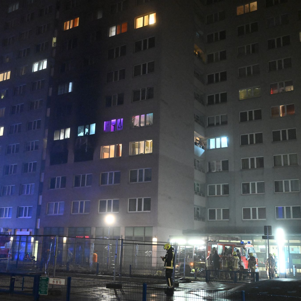 Die Feuerwehr ist am Mittwochabend mit einem Großaufgebot ausgerückt. - Foto: Annette Riedl/dpa