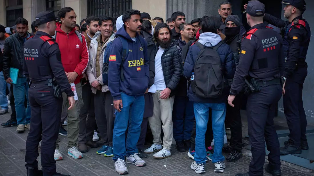 Vor den Konsulaten bilden sich lange Warteschlangen, weil irreguläre Migranten Nachweise beschaffen müssen, um von dem Angebot der spanischen Regierung zu profitieren. (Archivbild) - Bild: Emilio Morenatti/AP/dpa