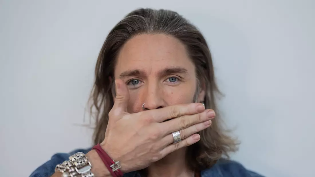 Viel zu besprechen: Gil Ofarim ist zurück in Deutschland. (Archivbild) - Bild: Rolf Vennenbernd/dpa