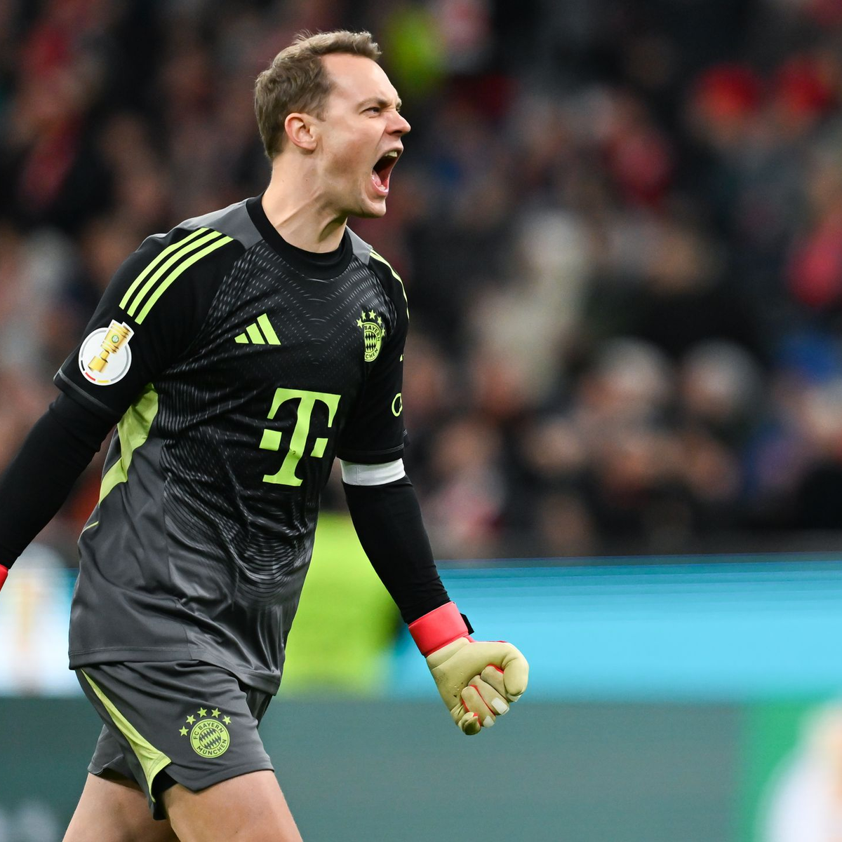 Manuel Neuer jubelt nach dem Einzug ins DFB-Pokal-Halbfinale. - Foto: Sven Hoppe/dpa